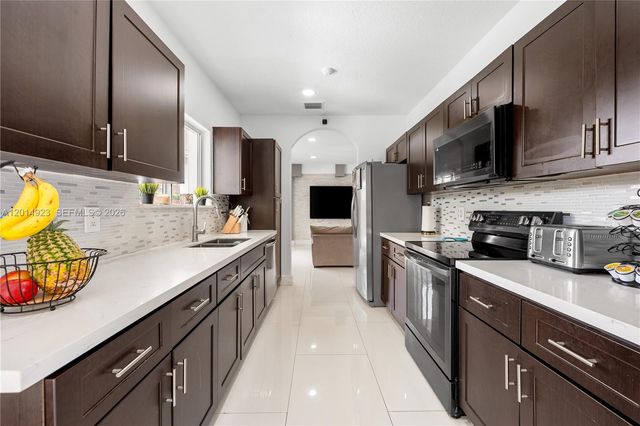 16528 SW 44th St, Miami, FL 33185