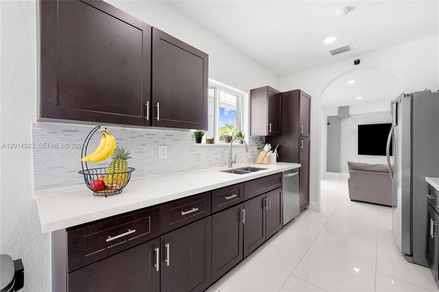 16528 SW 44th St, Miami, FL 33185