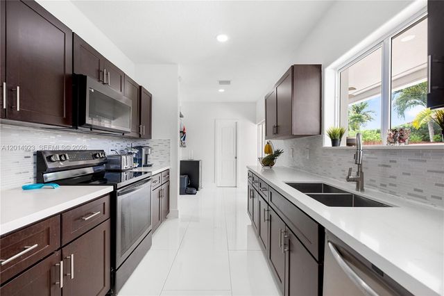 16528 SW 44th St, Miami, FL 33185