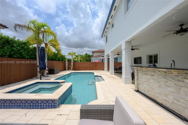 16528 SW 44th St, Miami, FL 33185