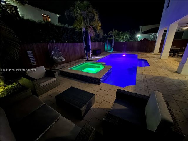 16528 SW 44th St, Miami, FL 33185