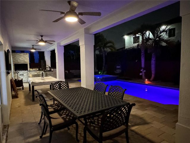 16528 SW 44th St, Miami, FL 33185