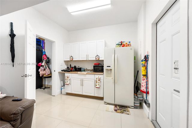 16528 SW 44th St, Miami, FL 33185