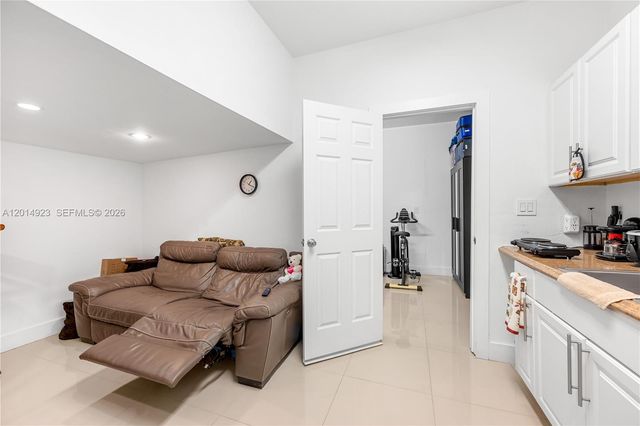 16528 SW 44th St, Miami, FL 33185