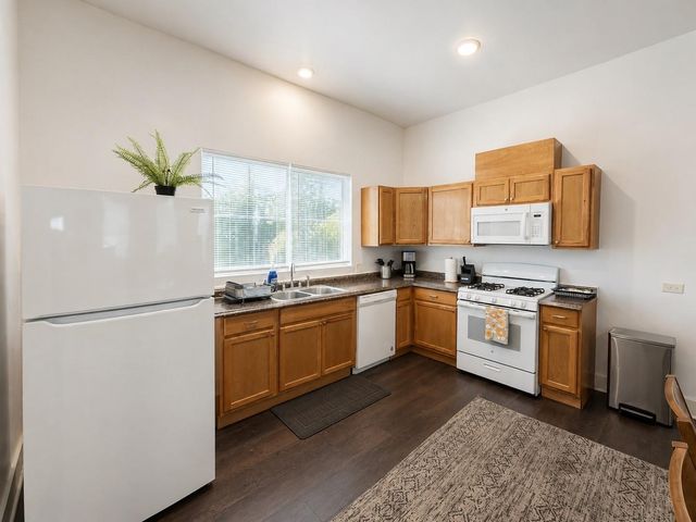 907 E 3rd ST, Austin, TX 78702