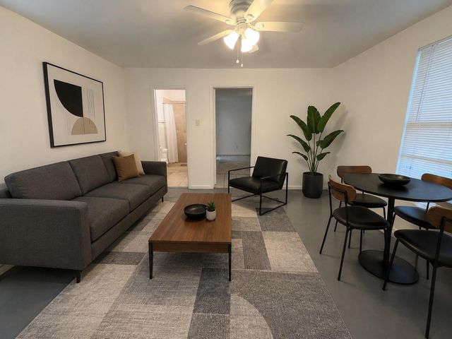 907 E 3rd ST, Austin, TX 78702