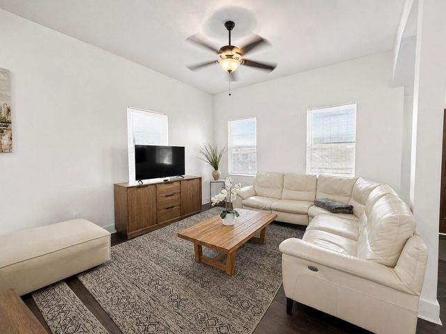907 E 3rd ST, Austin, TX 78702