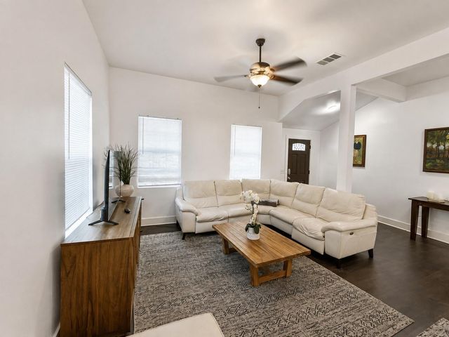 907 E 3rd ST, Austin, TX 78702