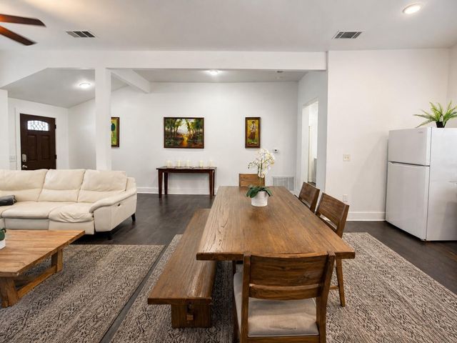 907 E 3rd ST, Austin, TX 78702