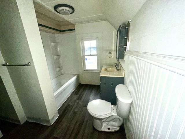 721 F AVE NW, Cedar Rapids, IA 52405