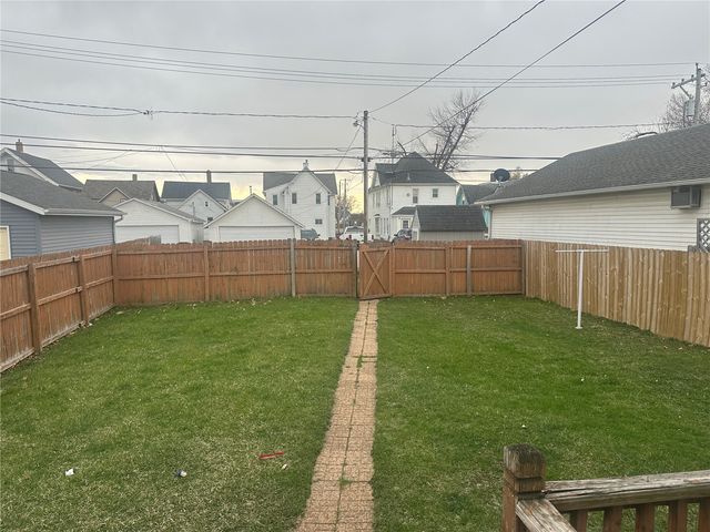 721 F AVE NW, Cedar Rapids, IA 52405