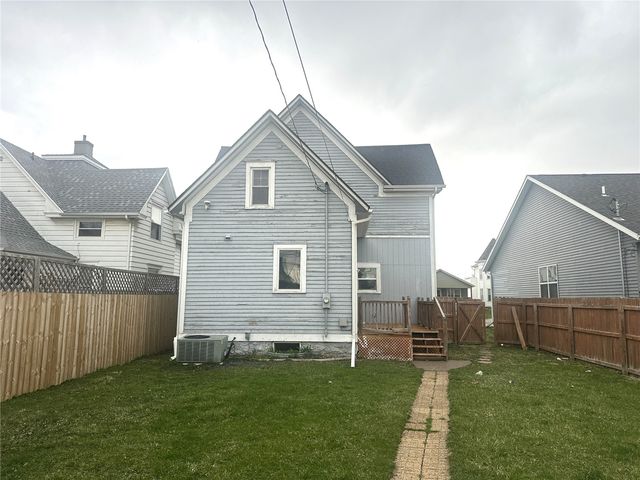 721 F AVE NW, Cedar Rapids, IA 52405