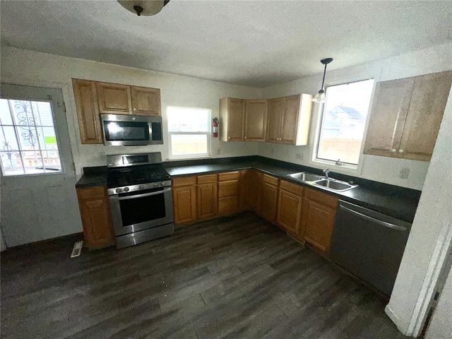 721 F AVE NW, Cedar Rapids, IA 52405
