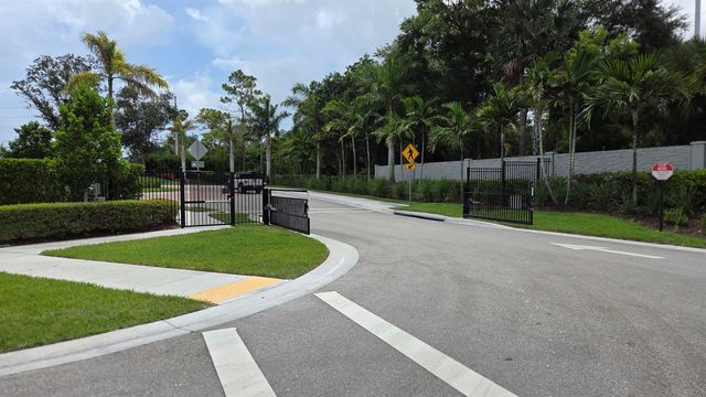 6668 Pointe Of Woods Drive, West Palm Beach, FL 33413