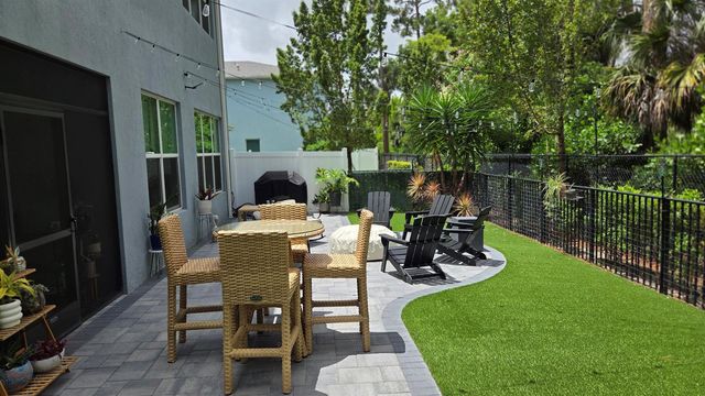 6668 Pointe Of Woods Drive, West Palm Beach, FL 33413