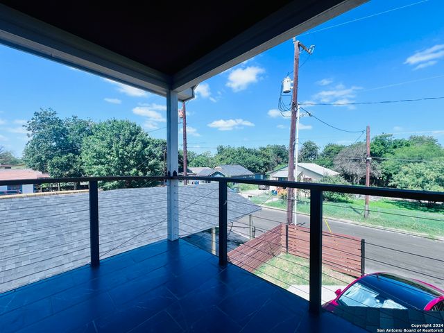 335 S SAN EDUARDO Ave, San Antonio, TX 78237