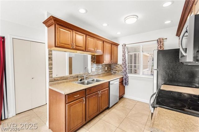 5831 Medallion Drive 101, Las Vegas, NV 89122