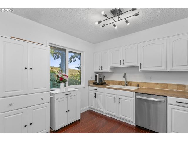 1674 FIRCREST Dr, Lake Oswego, OR 97034