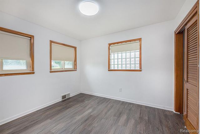 5239 East 13 Mile Road, Warren, MI 48092