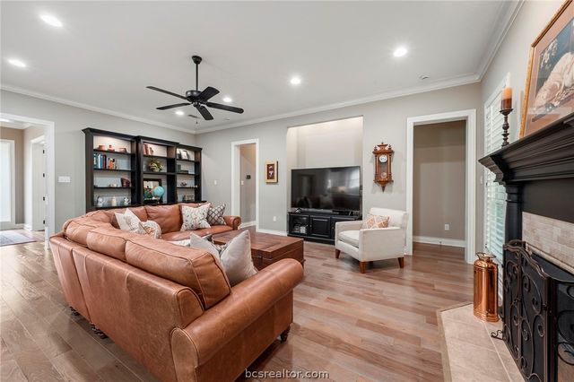 714 Plum Hollow Drive, College Station, TX 77845