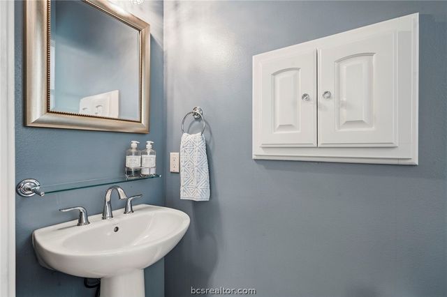 714 Plum Hollow Drive, College Station, TX 77845