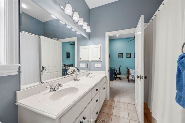 714 Plum Hollow Drive, College Station, TX 77845