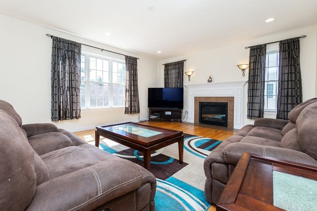 31 Whitehall Way, Bellingham, MA 02019