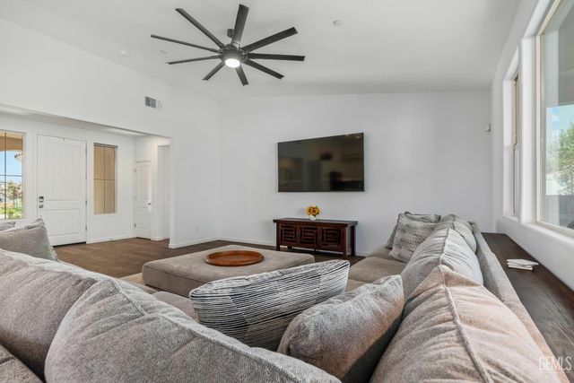 15016 Ambridge Knolls Drive, Bakersfield, CA 93311