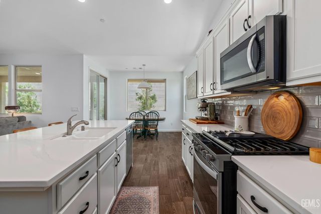 15016 Ambridge Knolls Drive, Bakersfield, CA 93311