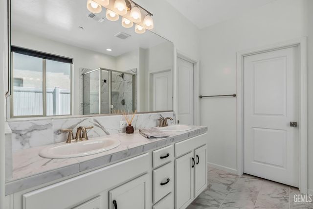 15016 Ambridge Knolls Drive, Bakersfield, CA 93311