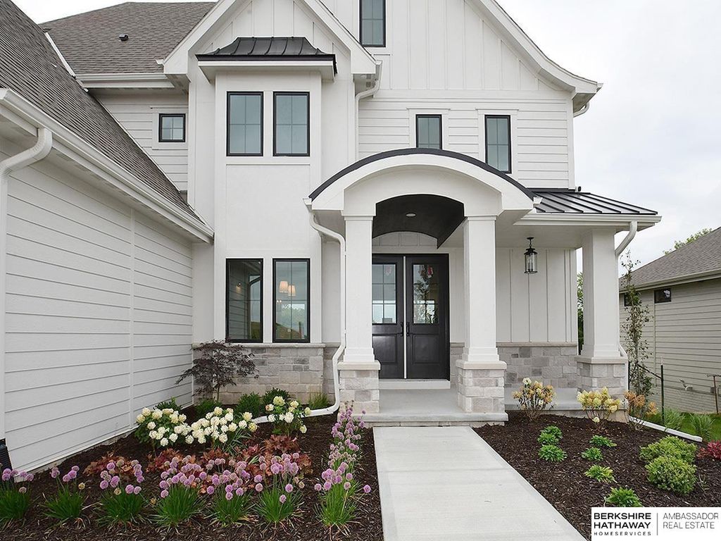 11720 Superior Drive, Papillion, NE 68046