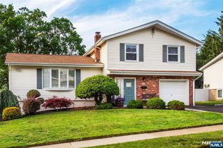 14 Stirling Lane, Wayne, NJ 07470