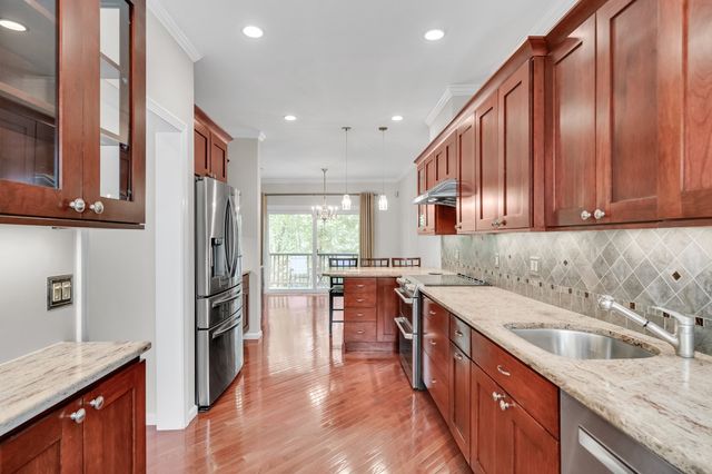 243 Bishops Forest Dr 243, Waltham, MA 02452