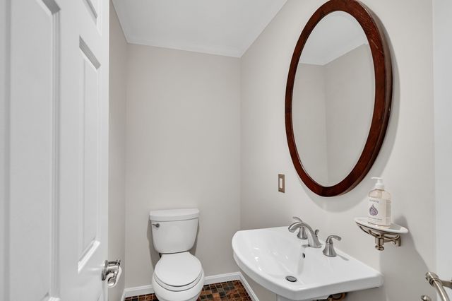 243 Bishops Forest Dr 243, Waltham, MA 02452