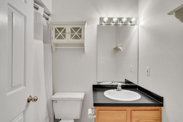 243 Bishops Forest Dr 243, Waltham, MA 02452