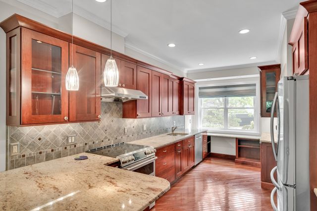 243 Bishops Forest Dr 243, Waltham, MA 02452