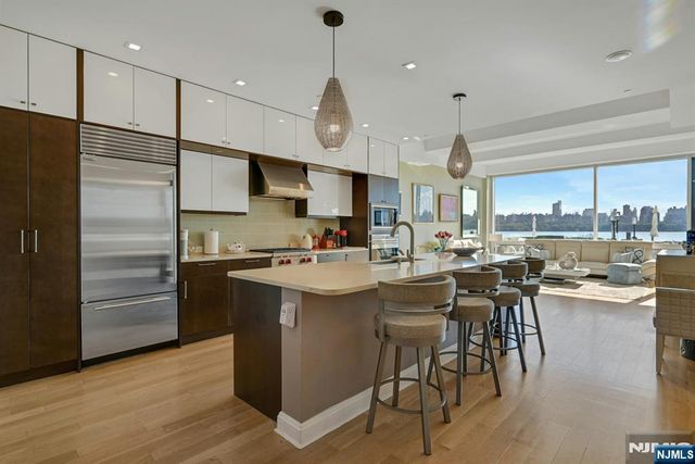 9 Somerset Lane 107, Edgewater, NJ 07020