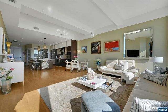 9 Somerset Lane 107, Edgewater, NJ 07020