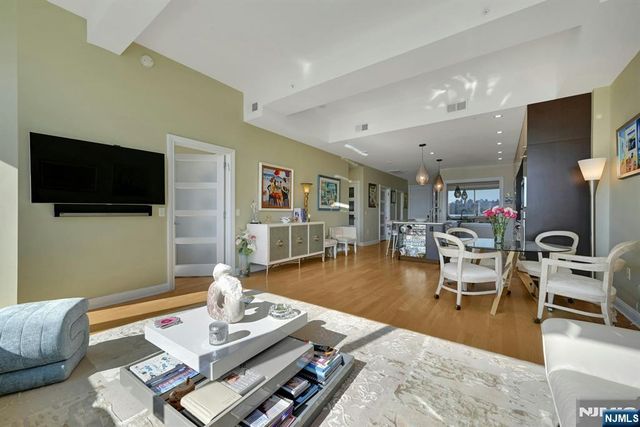 9 Somerset Lane 107, Edgewater, NJ 07020