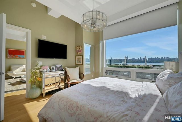 9 Somerset Lane 107, Edgewater, NJ 07020