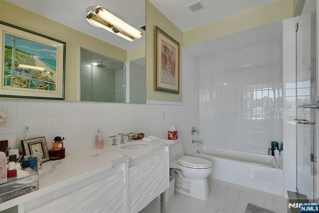 9 Somerset Lane 107, Edgewater, NJ 07020