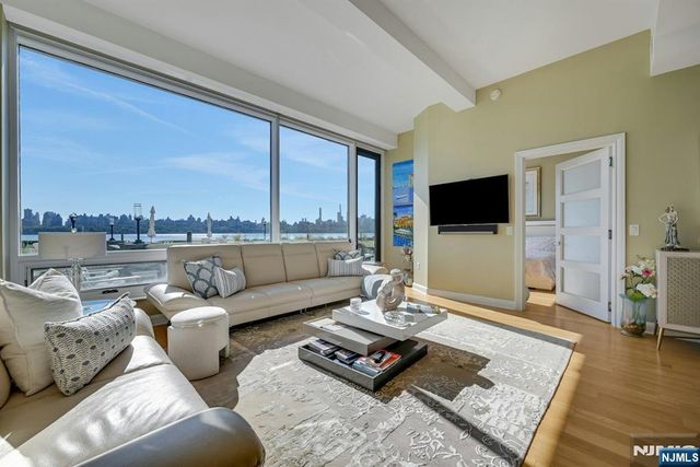 9 Somerset Lane 107, Edgewater, NJ 07020