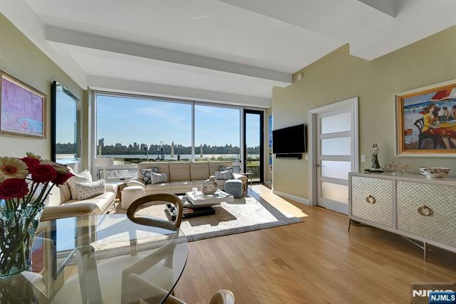 9 Somerset Lane 107, Edgewater, NJ 07020