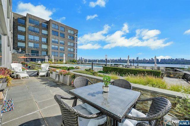 9 Somerset Lane 107, Edgewater, NJ 07020