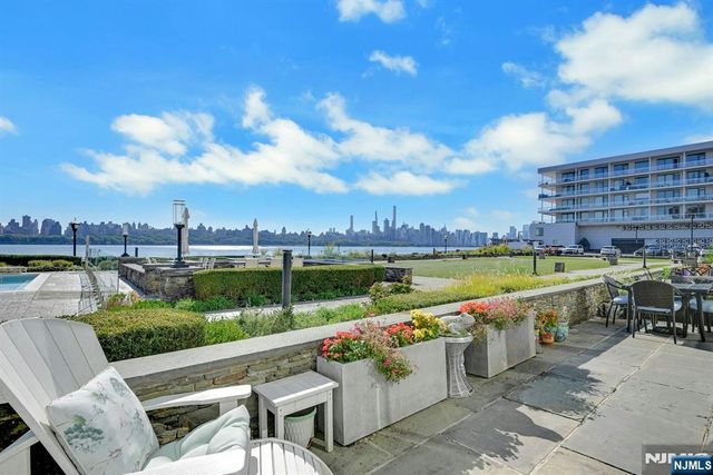 9 Somerset Lane 107, Edgewater, NJ 07020