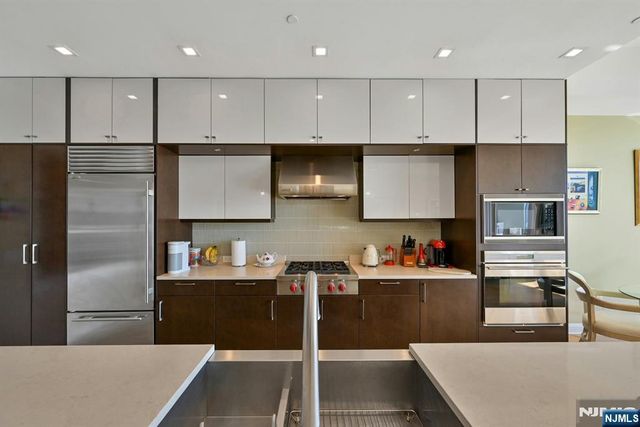 9 Somerset Lane 107, Edgewater, NJ 07020