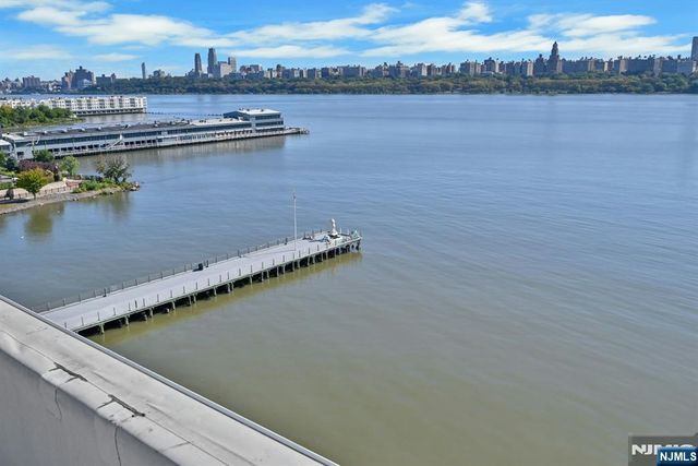 9 Somerset Lane 107, Edgewater, NJ 07020