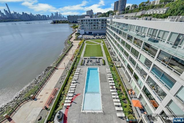 9 Somerset Lane 107, Edgewater, NJ 07020