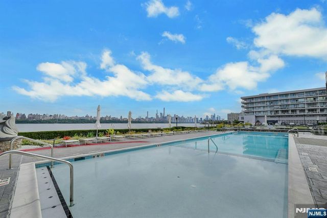 9 Somerset Lane 107, Edgewater, NJ 07020
