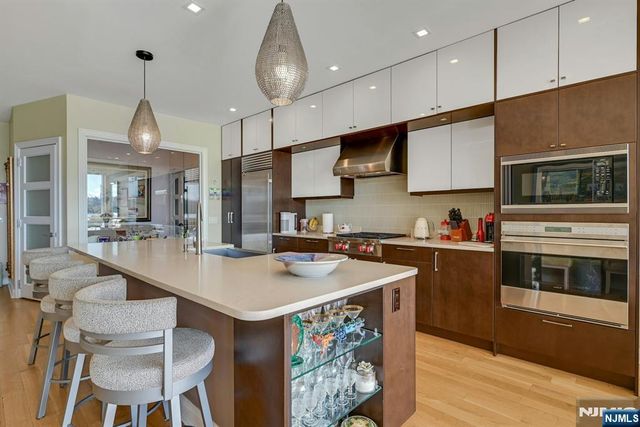 9 Somerset Lane 107, Edgewater, NJ 07020